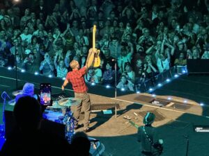 bruce springsteen salutes the crowd in phoenix